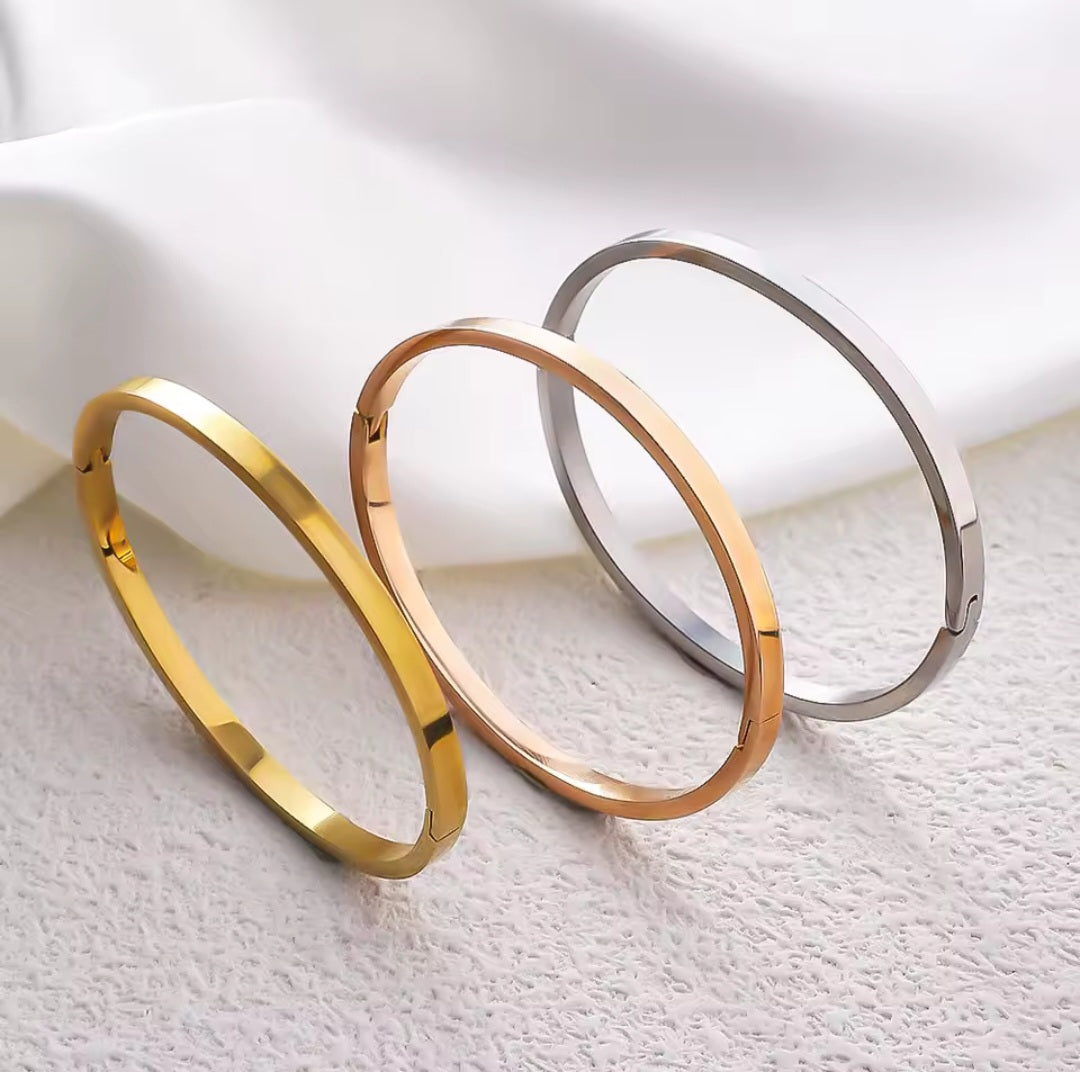 Gepersonaliseerde Armband Dames – RVS Goud, Rosé of Zilver – Naam of Datum Graveren – 6mm Breed – Cadeau voor elkaar
