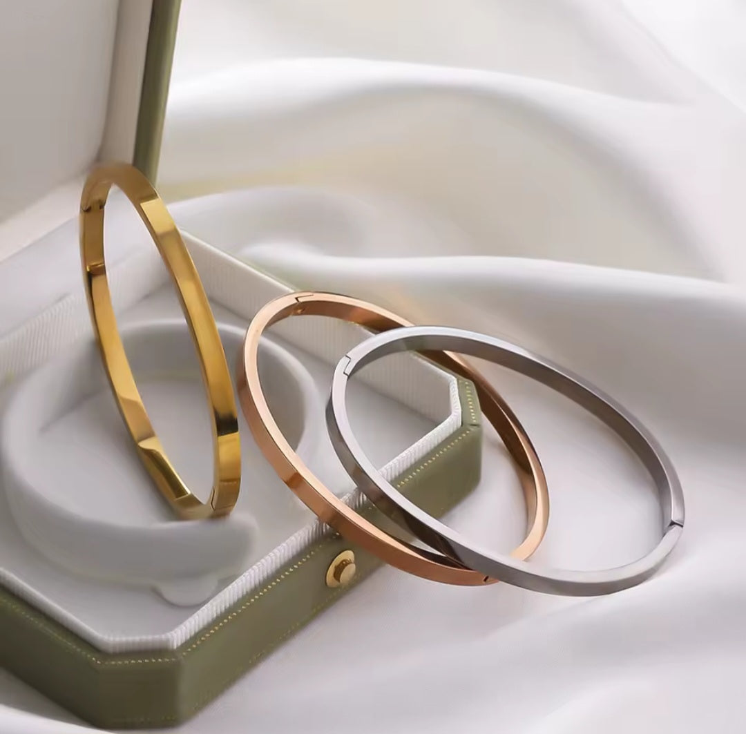 Gepersonaliseerde Armband Dames – RVS Goud, Rosé of Zilver – Naam of Datum Graveren – 6mm Breed – Cadeau voor elkaar