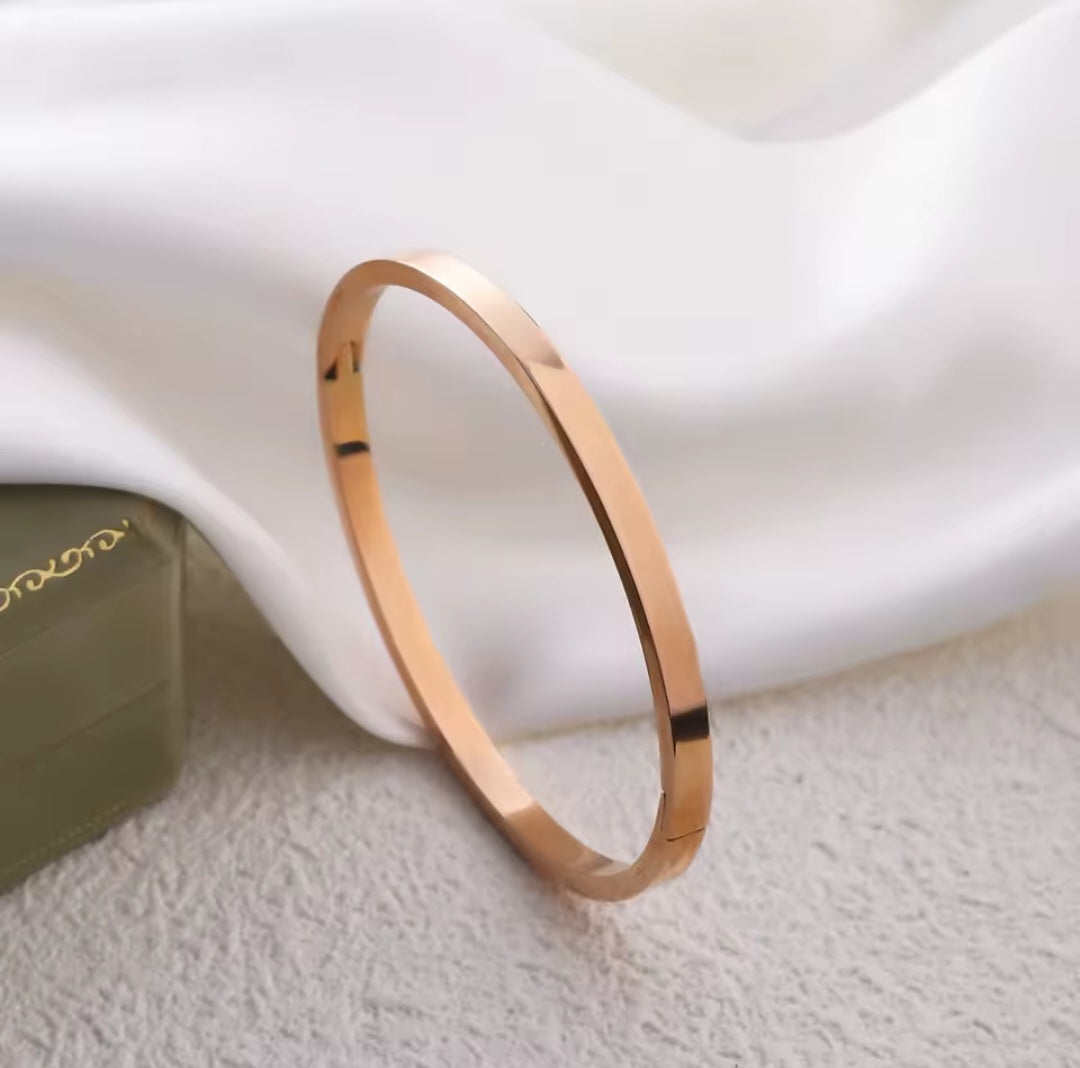Gepersonaliseerde Armband Dames – RVS Goud, Rosé of Zilver – Naam of Datum Graveren – 6mm Breed – Cadeau voor elkaar