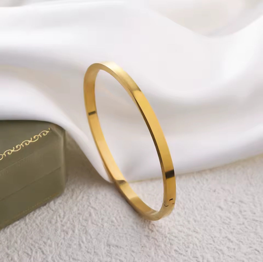 Gepersonaliseerde Armband Dames – RVS Goud, Rosé of Zilver – Naam of Datum Graveren – 6mm Breed – Cadeau voor elkaar